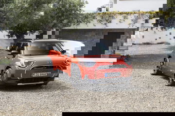 Vista lateral del Mini Aceman 2024 destacando su línea dinámica y diseño moderno.
