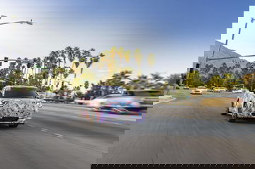Vista dinámica del nuevo MINI Aceman en ambiente urbano.