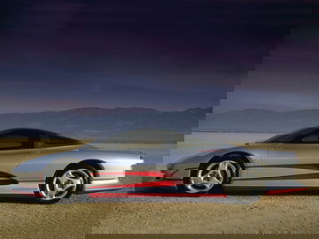 Vista lateral del Mitsubishi HSR-II Concept destacando su diseño aerodinámico futurista.