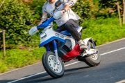 Captura dinámica de motocicleta en carretera, mostrando su perfil lateral en movimiento.