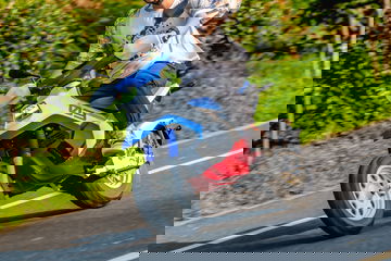 Captura dinámica de motocicleta en carretera, mostrando su perfil lateral en movimiento.