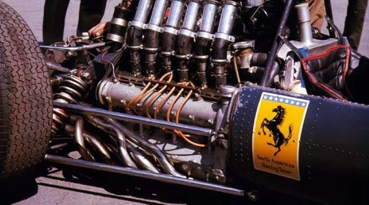 Vista detallada del impresionante propulsor de un Ferrari clásico de competición.