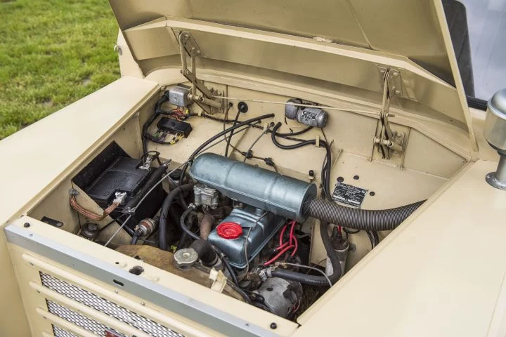 Vista del motor original Skoda Trekka, mostrando sus componentes clásicos.
