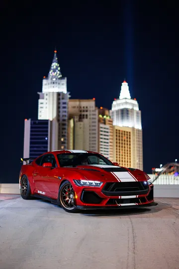 El poderoso Mustang Shelby GT500 capturado en una escena nocturna de Las Vegas, destaca por su presencia y carácter agresivo.