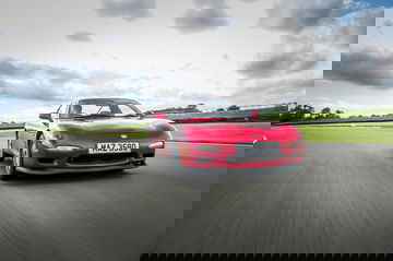 Vista dinámica del Mazda RX-7 en circuito, enfatizando su agilidad.