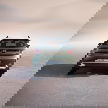Vista trasera del nuevo Citroën C3 Aircross, destacando faros y diseño de bumper