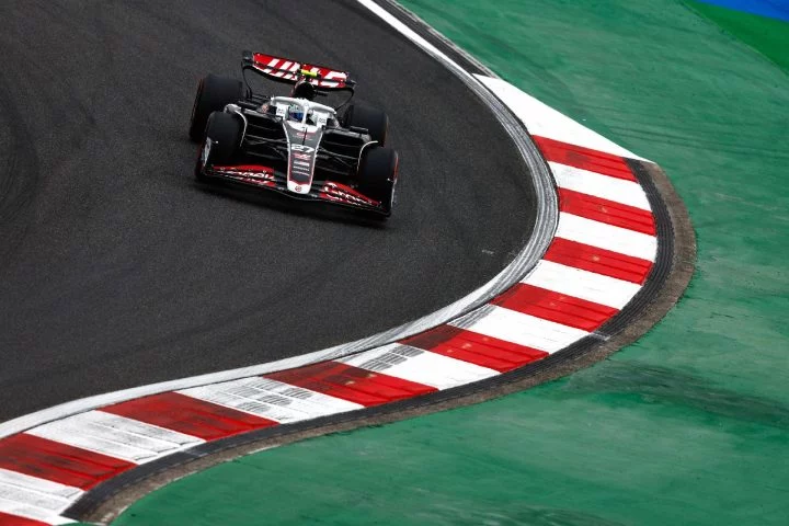 Vista dinámica del Sauber F1 en acción, destacando el diseño aerodinámico y la librea de Audi.