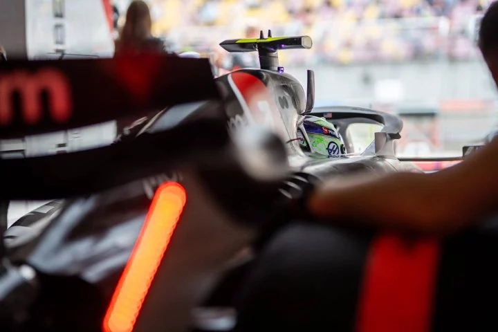 Vista lateral del Sauber F1 con iluminación en pontones, destacando a Nico Hülkenberg al volante.
