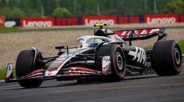 Monoplaza Haas F1 Team, lateral en acción sobre la pista, diseño 2024.