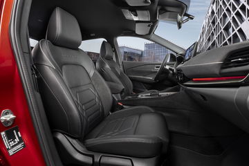 Vista de los asientos de cuero del Nissan Qashqai 2024, realzando su diseño y confort. Vista de los asientos de cuero del Nissan Qashqai 2024, realzando su diseño y confort.