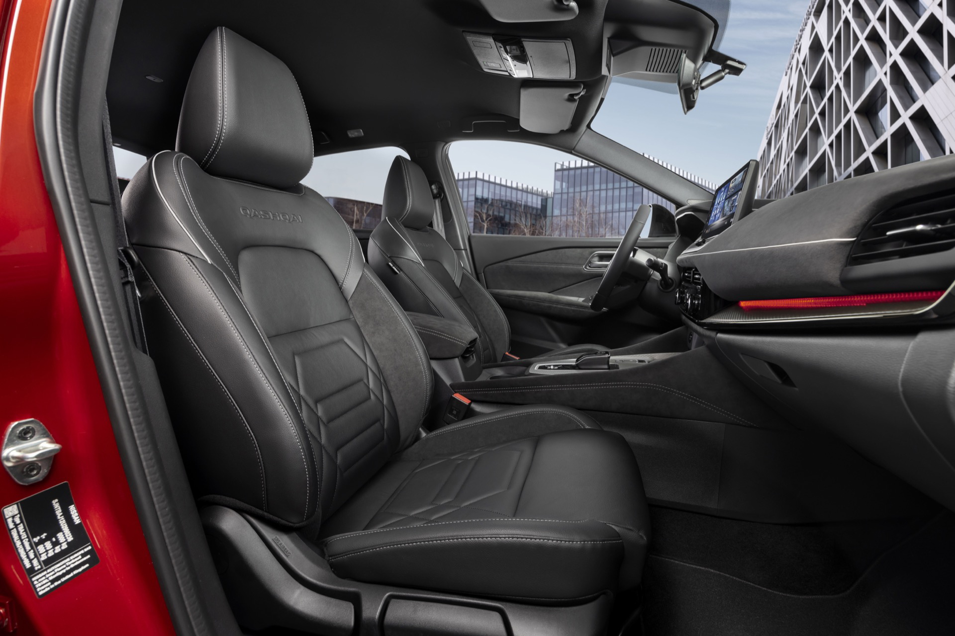 Vista de los asientos de cuero del Nissan Qashqai 2024, realzando su diseño y confort.
