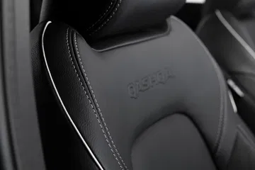 Vista detallada de los asientos del Nissan Qashqai 2024 con acabados premium.