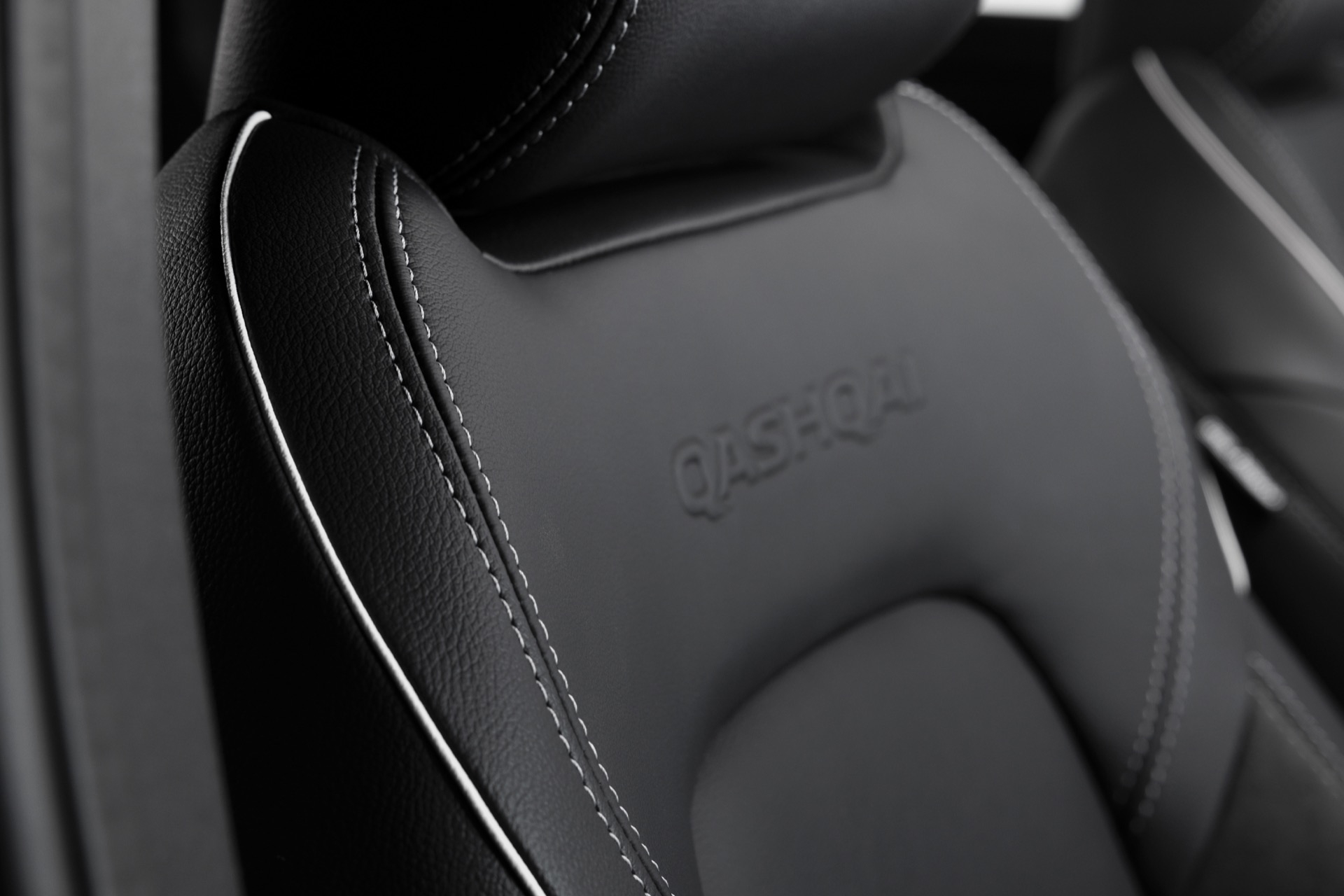Vista detallada de los asientos del Nissan Qashqai 2024 con acabados premium.