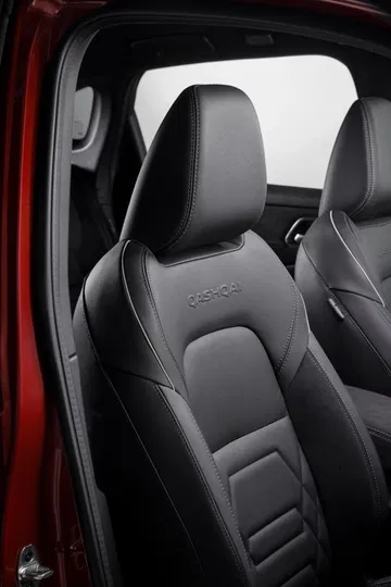Asiento del conductor en Nissan Qashqai 2024 con tapicería de cuero premium.