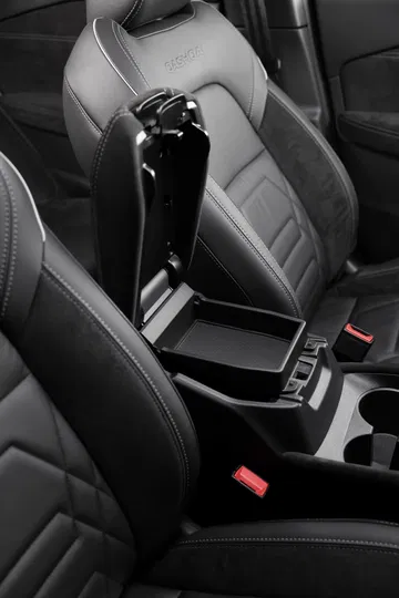 Exclusiva vista de los asientos de piel con costuras detalladas del Nissan Qashqai 2024.