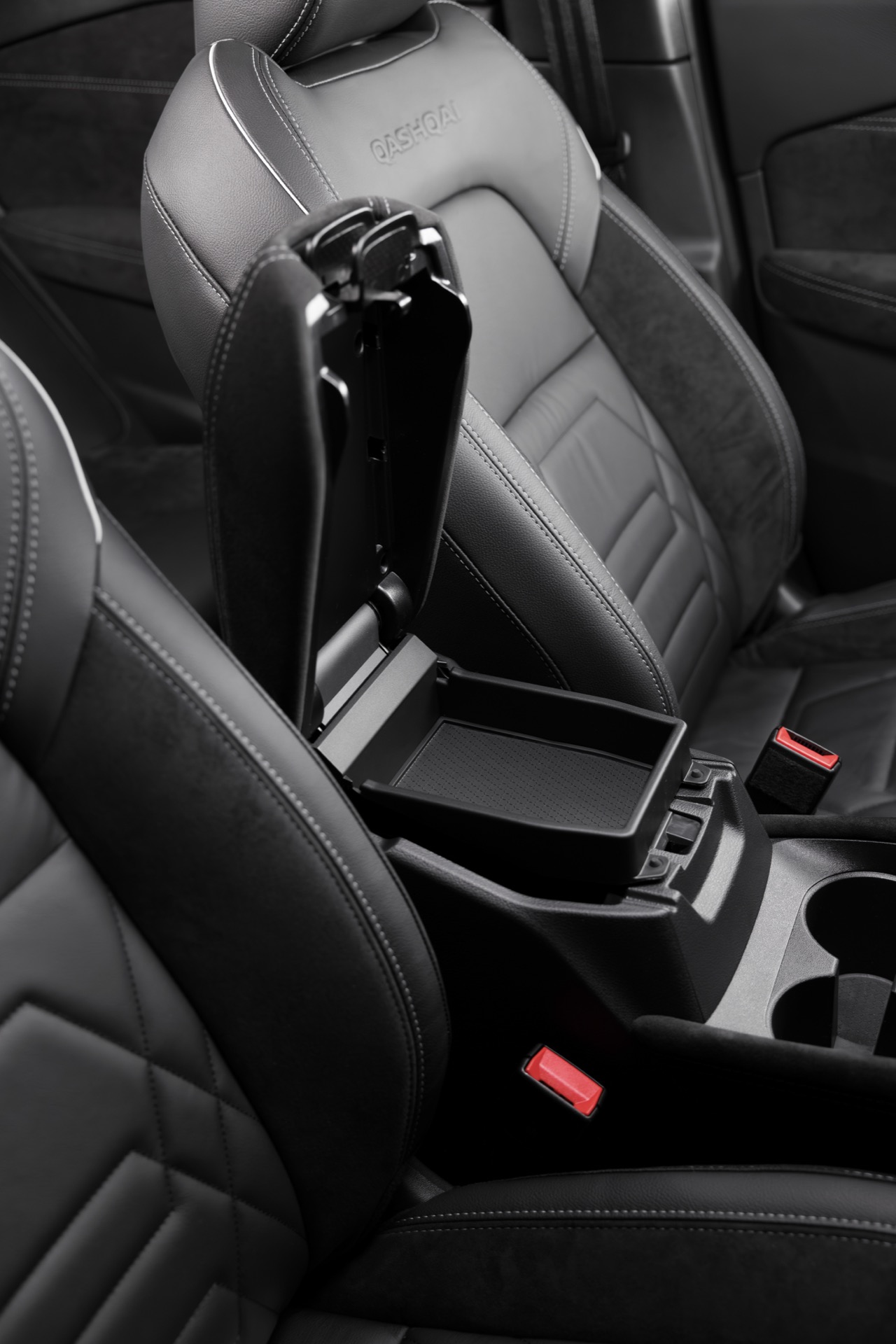 Exclusiva vista de los asientos de piel con costuras detalladas del Nissan Qashqai 2024.