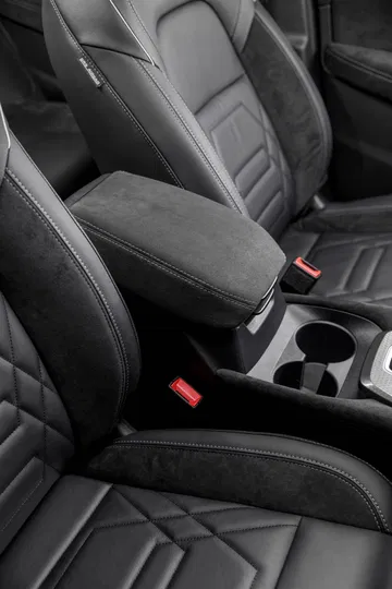 Vista detallada de los asientos tapizados de Nissan Qashqai 2024, destacando su elegante diseño y acabados.