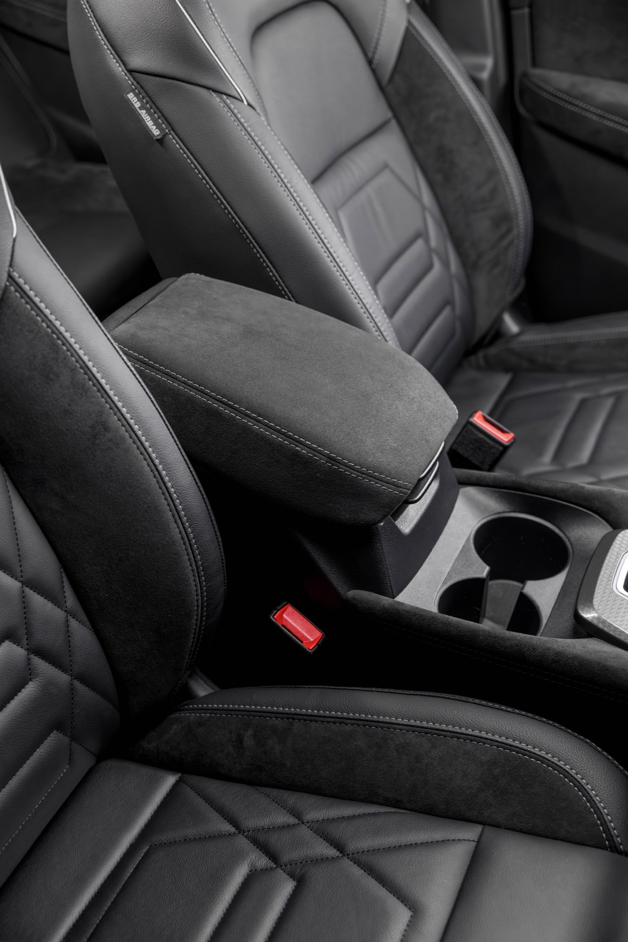 Vista detallada de los asientos tapizados de Nissan Qashqai 2024, destacando su elegante diseño y acabados.