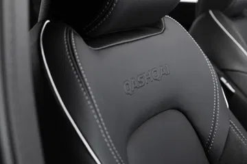 Vista cercana asientos Nissan Qashqai 2024, destacando acabados y costuras