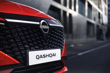 Imagen del frontal del Nissan Qashqai 2024 destacando su parrilla vanguardista