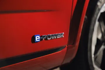 Vista parcial enfocando el distintivo e-POWER del Nissan Qashqai 2024.
