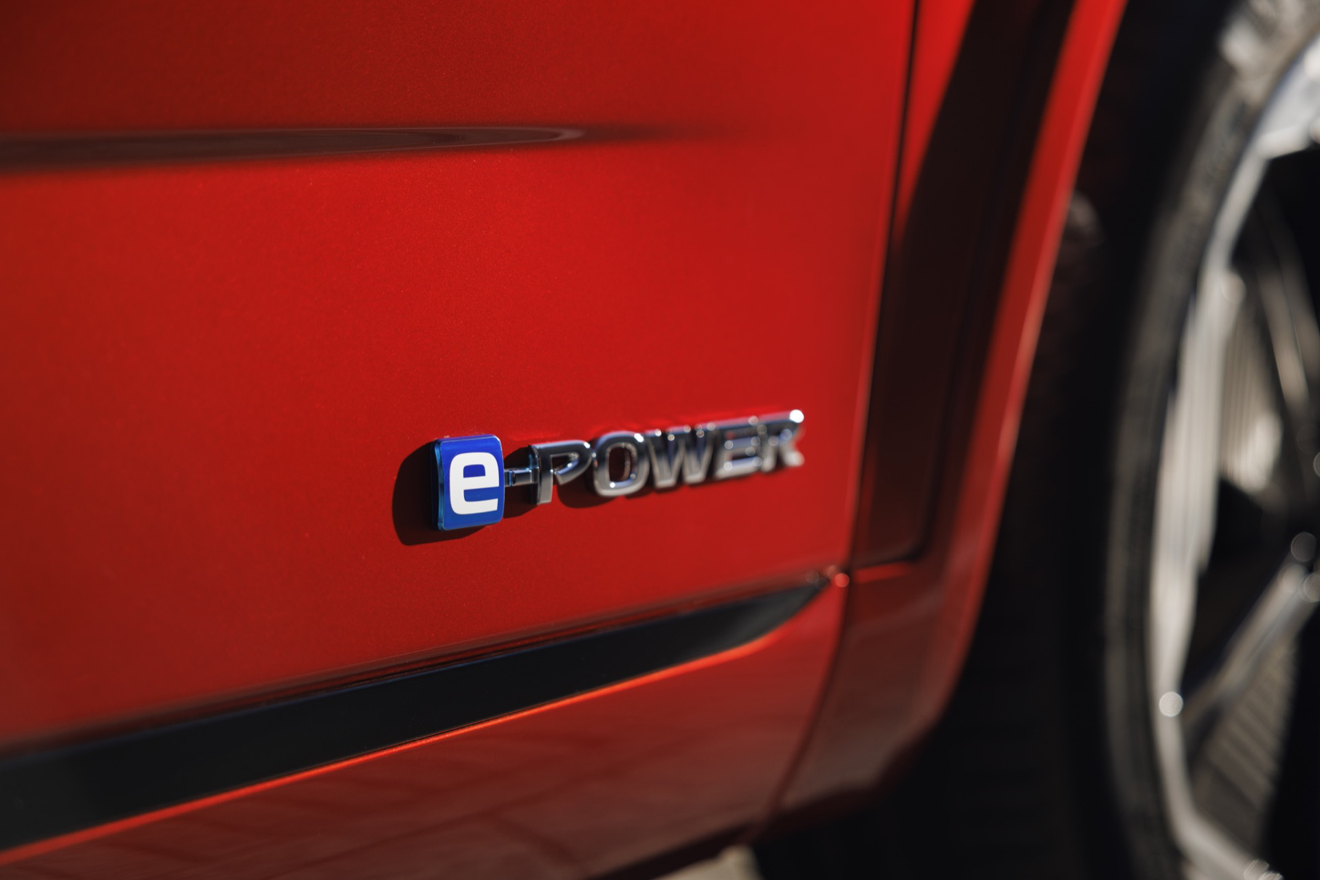 Vista parcial enfocando el distintivo e-POWER del Nissan Qashqai 2024.