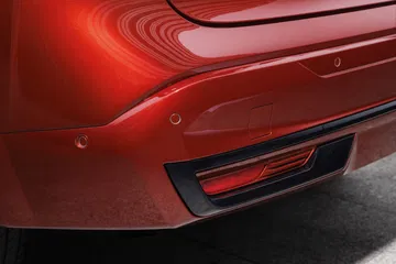 Vista detallada del diseño y acabados traseros del Nissan Qashqai 2024 en color rojo.