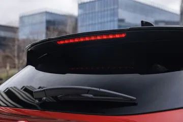 Vista detallada de la tercera luz de freno LED integrada en el alerón trasero del Nissan Qashqai 2024.