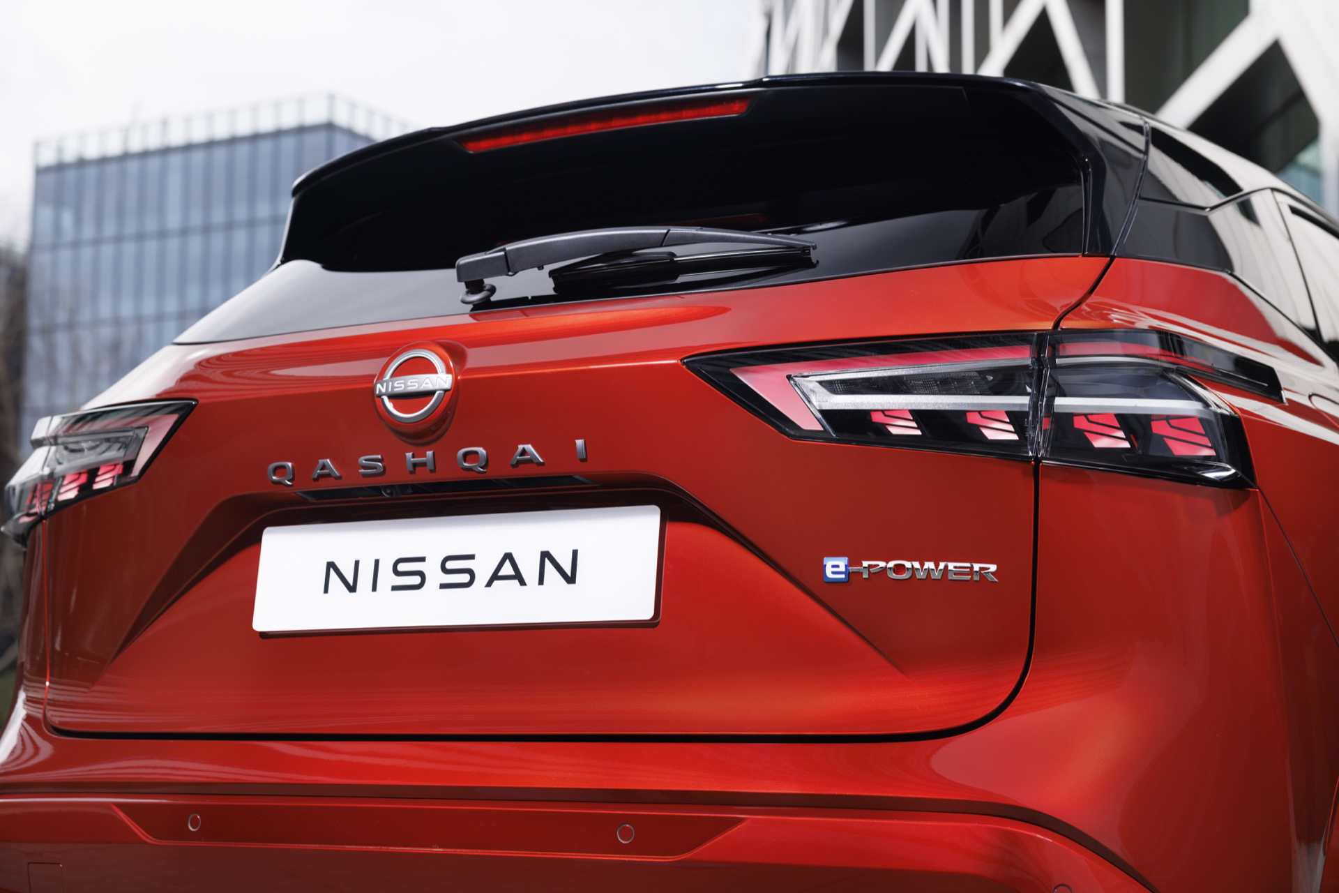 Vista trasera del Nissan Qashqai 2024 destacando sus pilotos y acabados.