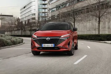 Vista dinámica del Nissan Qashqai 2024 mostrando su línea frontal y lateral en movimiento.