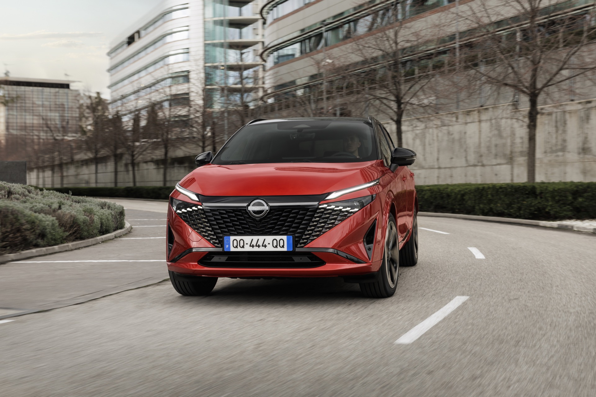 Vista dinámica del Nissan Qashqai 2024 mostrando su línea frontal y lateral en movimiento.