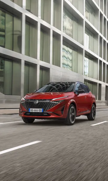 Vista dinámica del Nissan Qashqai 2024 en color rojo, enfatizando su diseño vanguardista.
