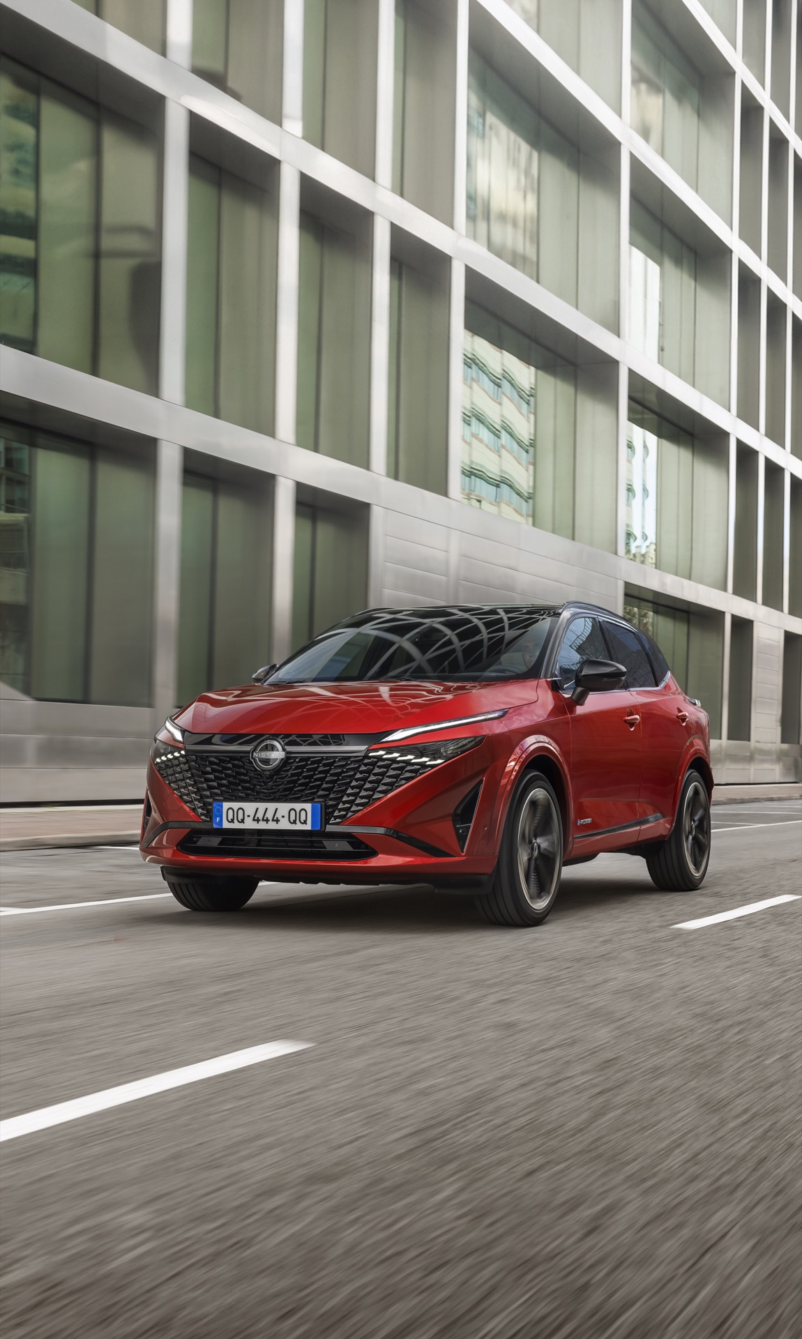 Vista dinámica del Nissan Qashqai 2024 en color rojo, enfatizando su diseño vanguardista.