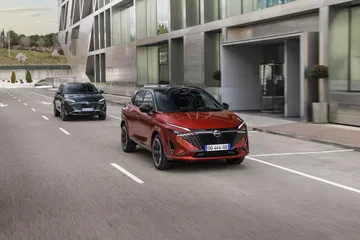 Vista dinámica del Nissan Qashqai 2024 en rojo, destacando su diseño vanguardista.