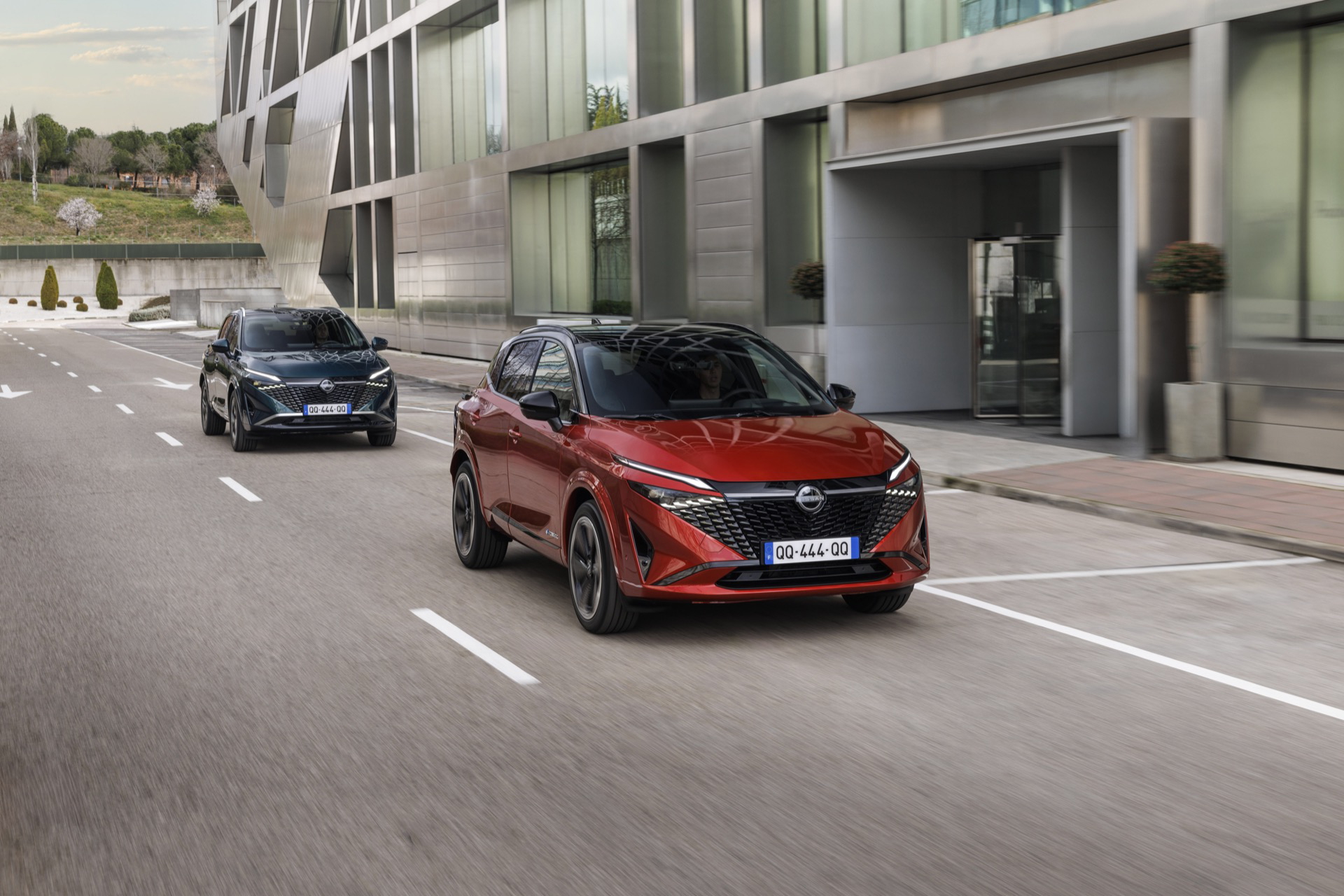 Vista dinámica del Nissan Qashqai 2024 en rojo, destacando su diseño vanguardista.