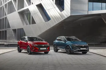 Vista frontal y lateral de dos Nissan Qashqai 2024 en colores rojo y azul.
