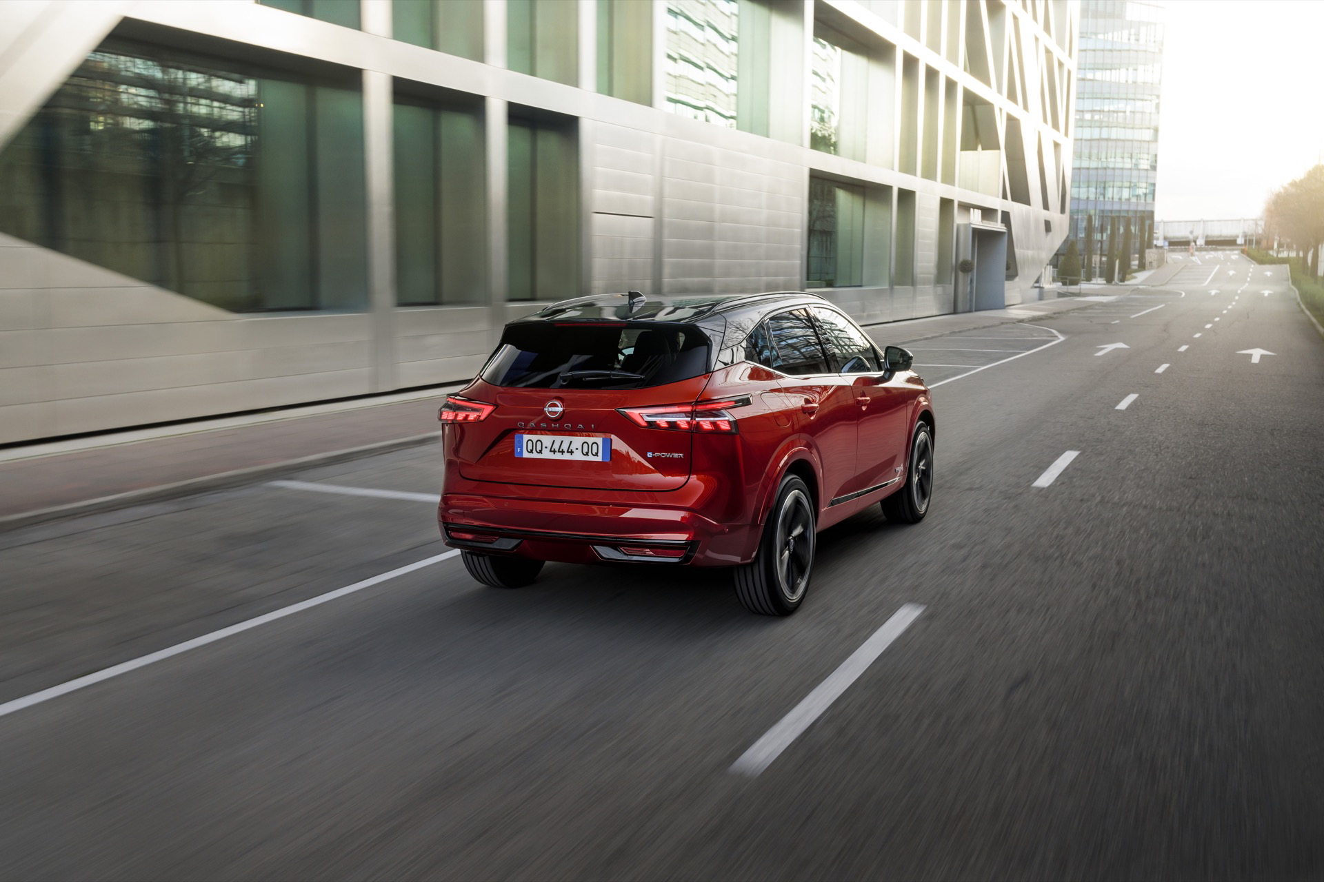 Vista dinámica del Nissan Qashqai 2024 en acabado rojo, destacando su diseño y proporciones.