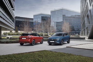 Imagen del Nissan Qashqai 2024 en color rojo desde una perspectiva trasera y lateral. Imagen del Nissan Qashqai 2024 en color rojo desde una perspectiva trasera y lateral.