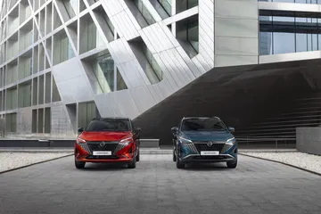 Vista frontal y lateral del Nissan Qashqai 2024 en acabado rojo.