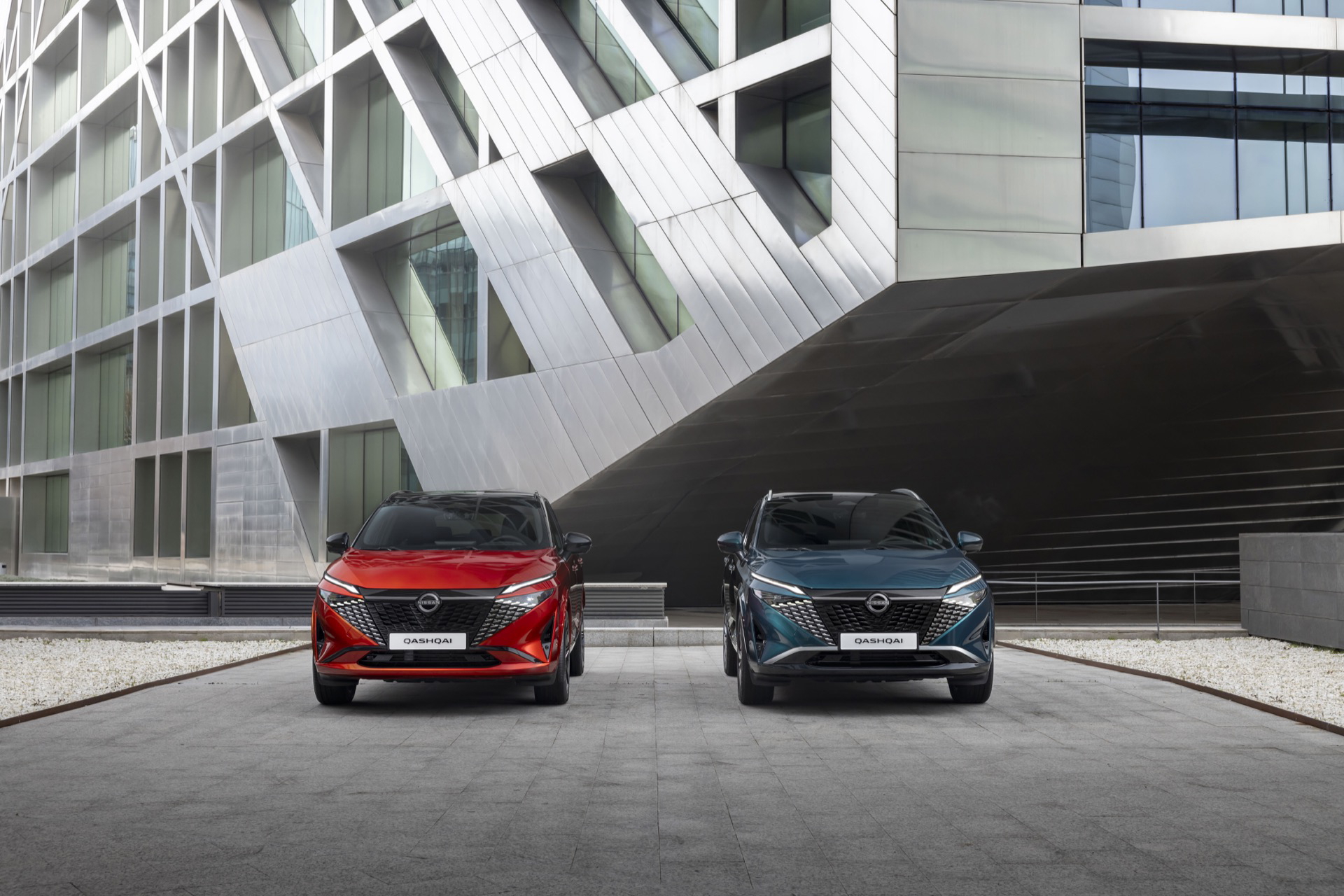 Vista frontal y lateral del Nissan Qashqai 2024 en acabado rojo.