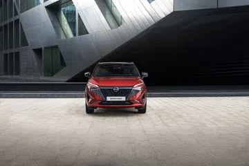 Vista frontal del Nissan Qashqai 2024 en color rojo destacando su diseño renovado