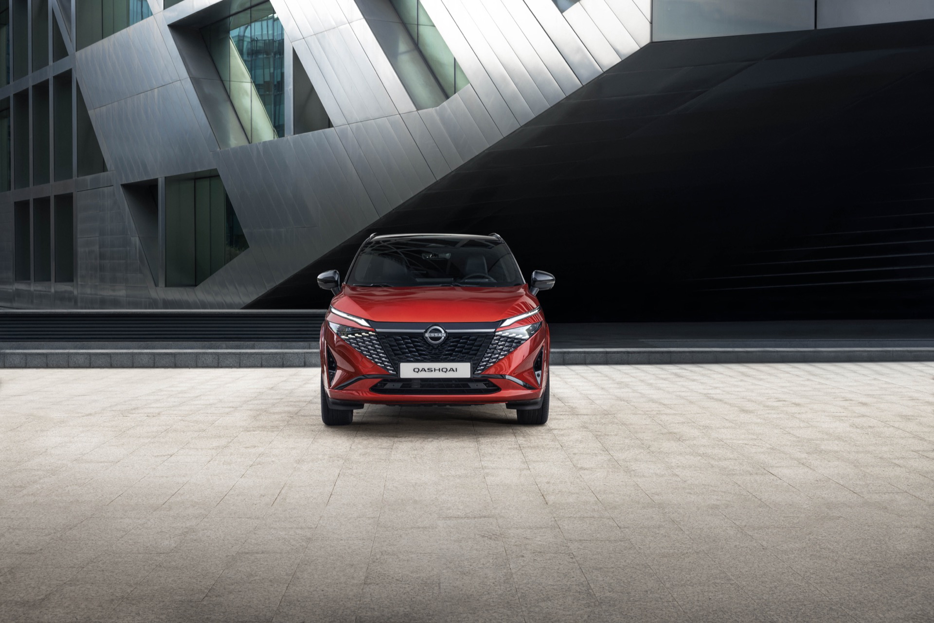 Vista frontal del Nissan Qashqai 2024 en color rojo destacando su diseño renovado