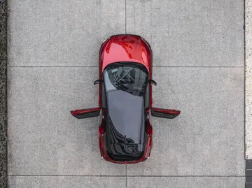Vista aérea del Nissan Qashqai 2024 mostrando su diseño de techo y líneas