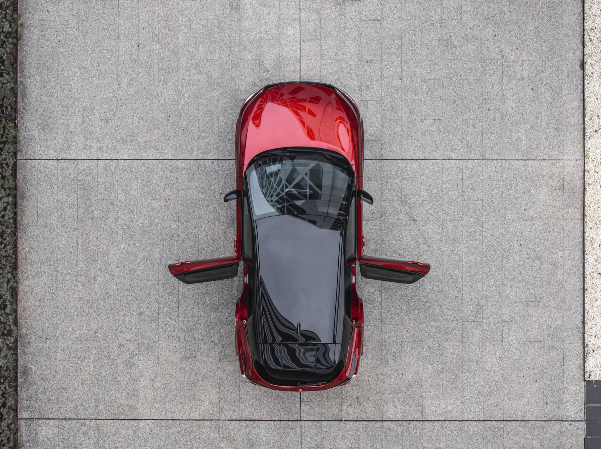 Vista aérea del Nissan Qashqai 2024 mostrando su diseño de techo y líneas