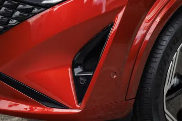 Vista del detalle lateral del Nissan Qashqai 2024, destacando su diseño aerodinámico.