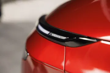 Vista trasera del Nissan Qashqai 2024 destacando su distintiva línea de diseño y ópticas.