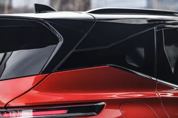 Vista cercana resalta diseño y dinamismo de las líneas laterales del Nissan Qashqai 2024.