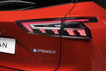 Imagen detalle óptica trasera Nissan Qashqai 2024 en acabado rojo.