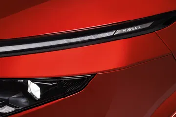 Vista de detalle de la icónica parrilla V-Motion de Nissan.