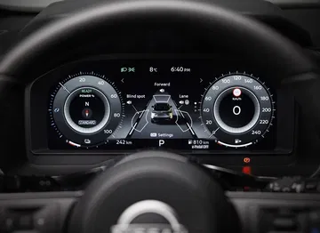 Vista del cuadro de instrumentos digital del Nissan Qashqai 2024 con información de asistencia al conductor activa.